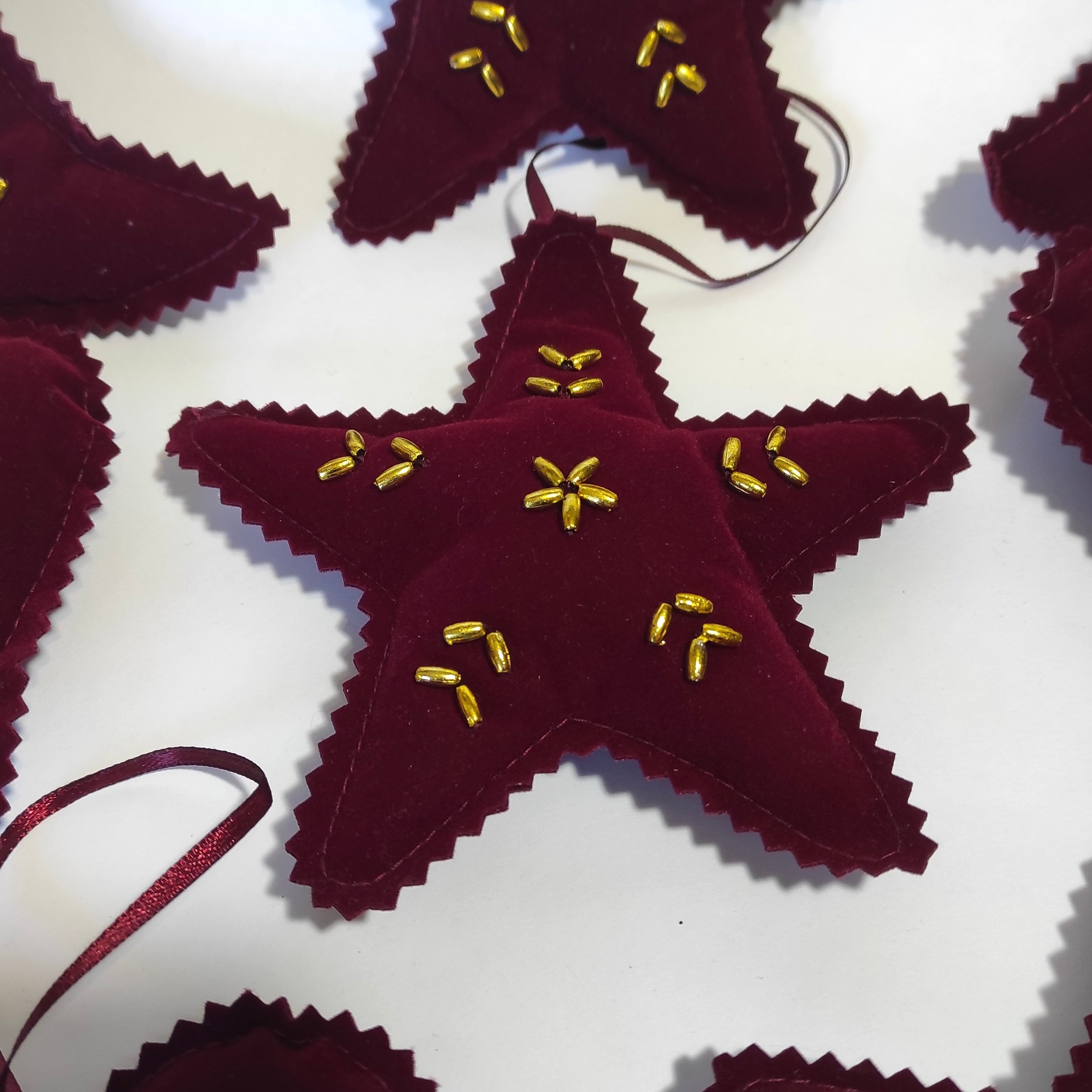 Adorno Navideño gamuzado Burdeo